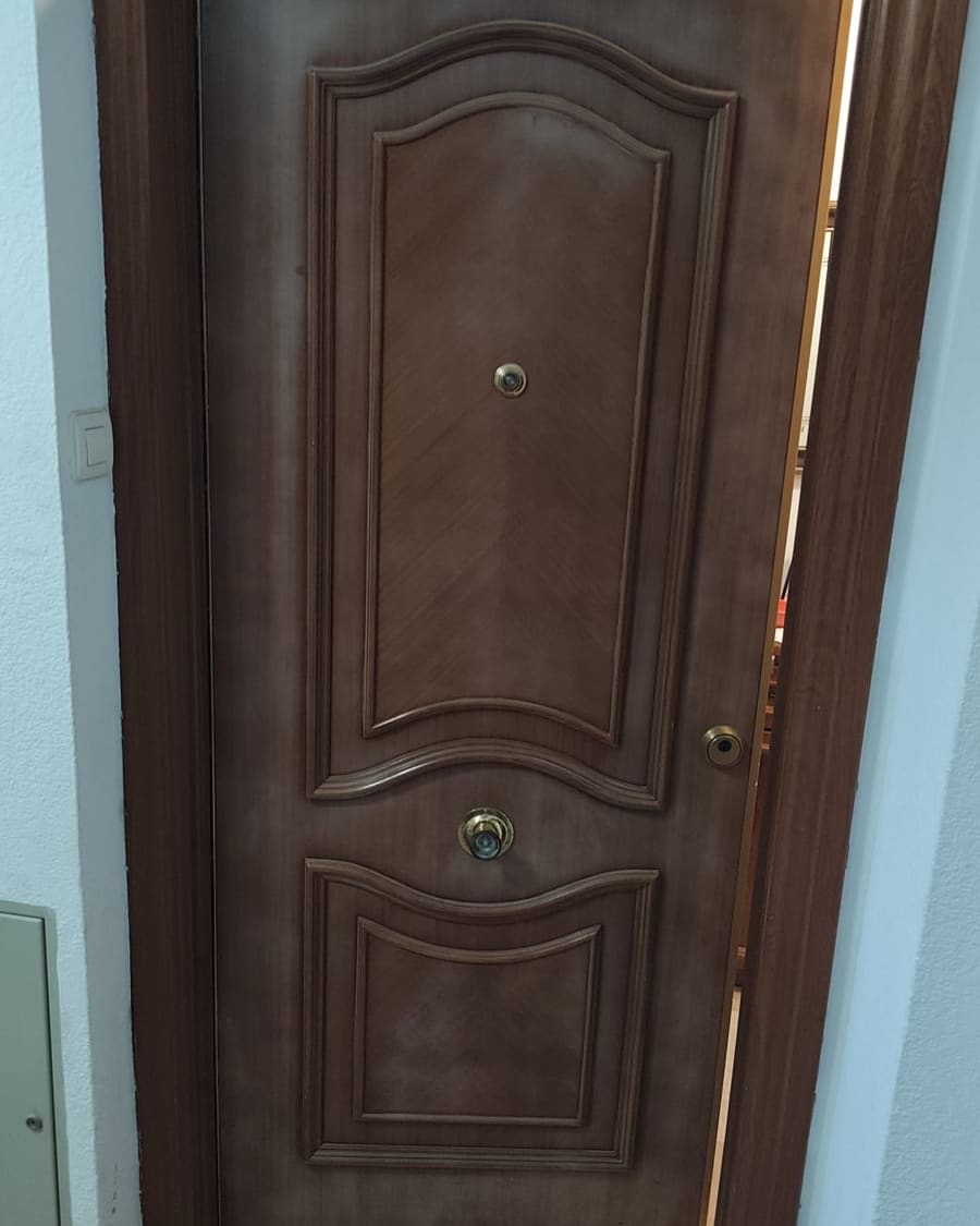 Puerta blindada de una vivienda abierta sin dañar la cerradura