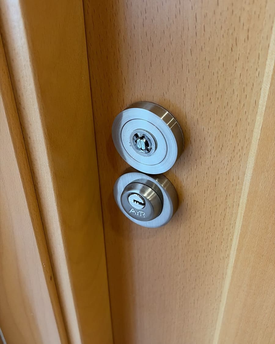 Dos bombines de seguridad con su escudo protector en una puerta