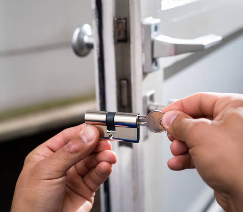 Instalación de un cerrojo de seguridad en una puerta de vivienda