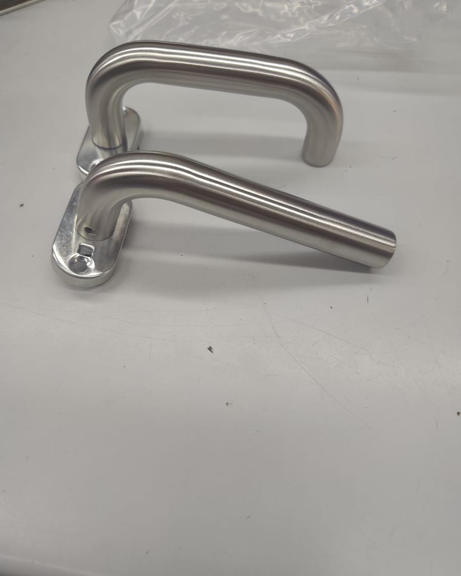Manillas de acero inoxidable nuevas antes de instalarlas