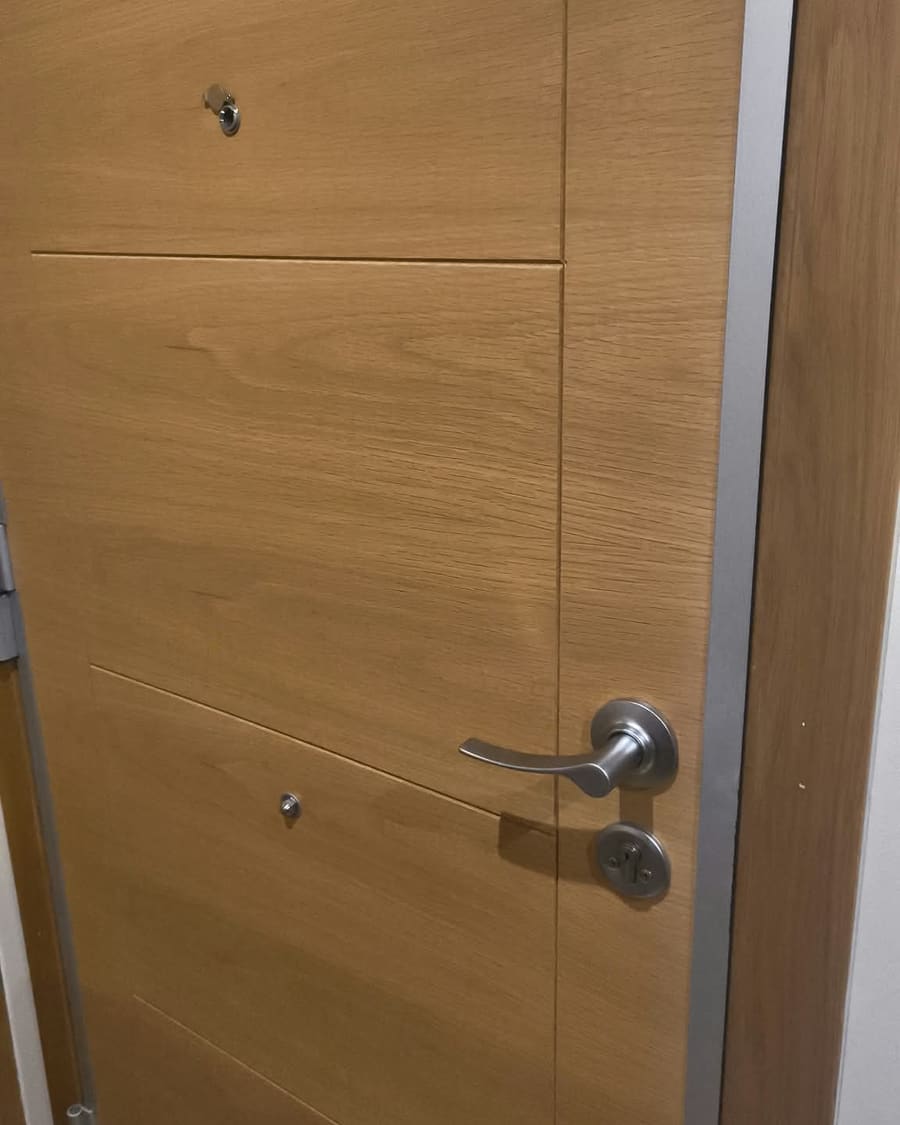 Puerta acorazada de roble con bombín de seguridad y mirilla