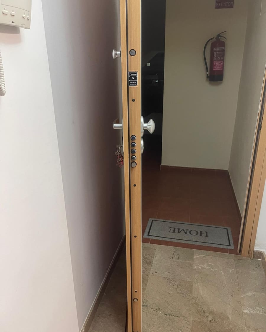 Puerta acorazada instalada en el acceso a una vivienda