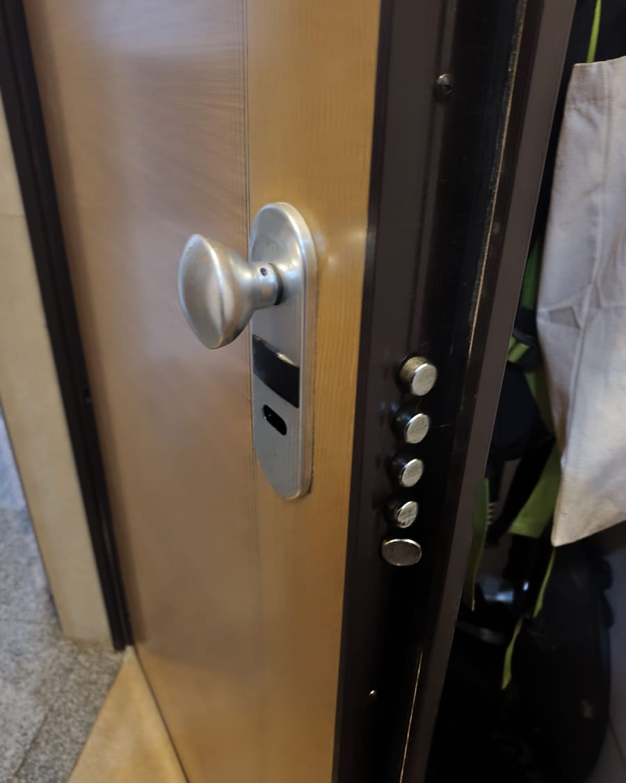 Bulones de acero de una puerta blindada al quedar a la vista